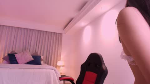 Snapshot of miiaa_evans chatting on 02.28.25 Mia online show from 02.28.25