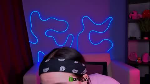 Snapshot of mikameovv chatting on 11.21.25 Mika online show from 11.21.25