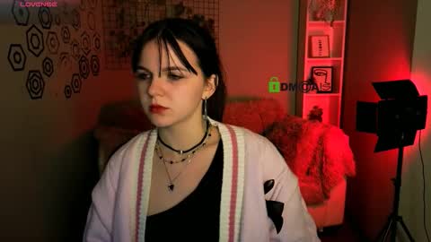 Snapshot of mikameovv chatting on 11.23.25 Mika online show from 11.23.25