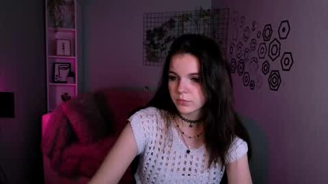 Snapshot of mikameovv chatting on 12.05.25 Mika online show from 12.05.25