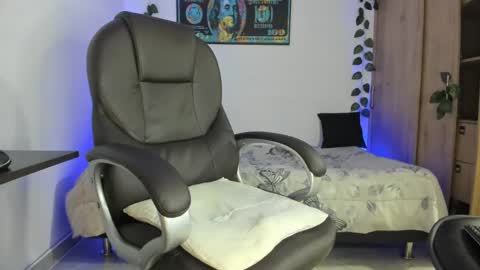 Snapshot of mikee_scooth chatting on 02.17.25 mikee_scooth online show from 02.17.25