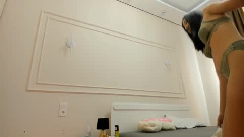 Snapshot of miko_moonn chatting on 09.24.25 miko_moonn online show from 09.24.25
