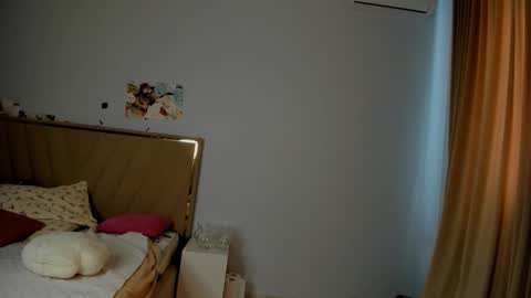 Snapshot of miko_moonn chatting on 10.20.25 miko_moonn online show from 10.20.25