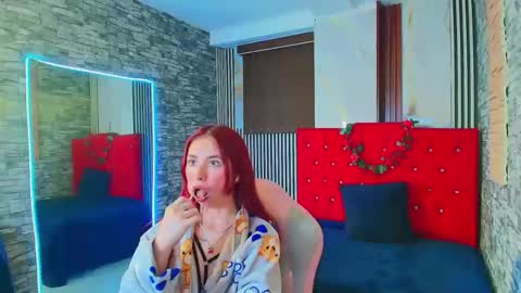 Snapshot of mildrecute chatting on 11.11.25 Ana online show from 11.11.25