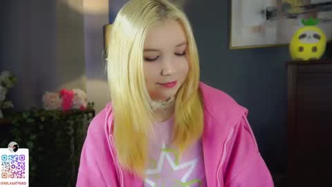 Snapshot of mildredbain chatting on 03.10.25 Mila online show from 03.10.25