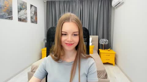 Snapshot of mileygloss chatting on 02.18.25 mileygloss online show from 02.18.25