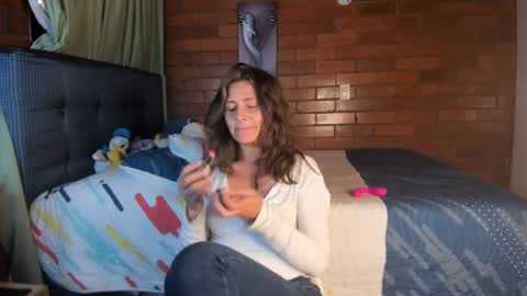 Snapshot of milf_darling chatting on 01.21.25 Victoria online show from 01.21.25