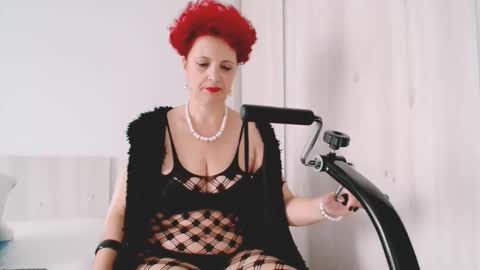 Snapshot of milffsupreme chatting on 10.03.25 Milfsupreme online show from 10.03.25
