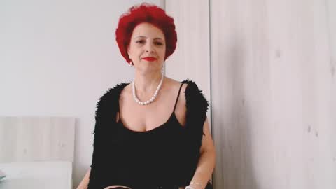 Snapshot of milffsupreme chatting on 10.08.25 Milfsupreme online show from 10.08.25