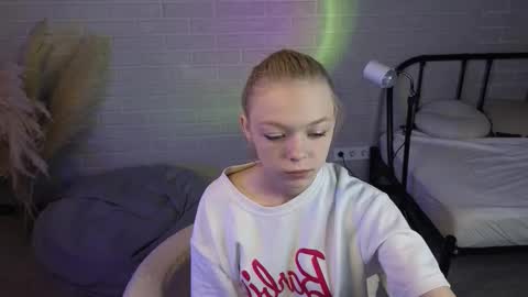 Snapshot of millaholt chatting on 09.17.25 Hello Im Mila online show from 09.17.25