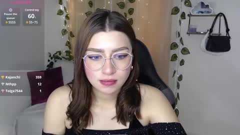 Snapshot of mily_thomson_b chatting on 03.08.25 Mily online show from 03.08.25