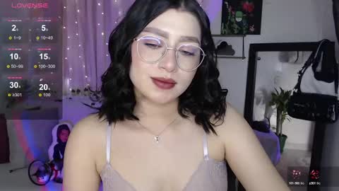 Snapshot of mily_thomson_b chatting on 10.04.25 Mily online show from 10.04.25