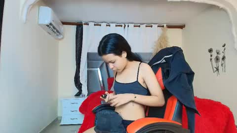 minilove_01 online show from 10.11.25