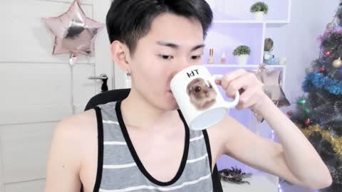 Snapshot of miram_yoo chatting on 12.17.24 online show from 12.17.24