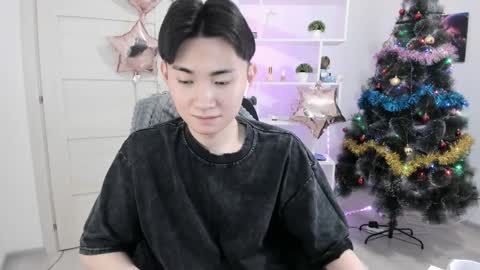 Snapshot of miram_yoo chatting on 12.25.24 online show from 12.25.24