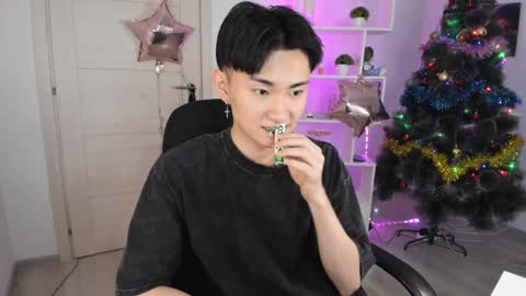 Snapshot of miram_yoo chatting on 12.26.24 online show from 12.26.24
