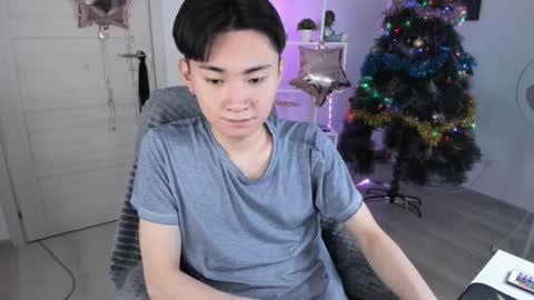 Snapshot of miram_yoo chatting on 12.29.24 online show from 12.29.24