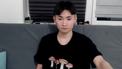 Snapshot of miram_yoo chatting on 02.09.25 online show from 02.09.25