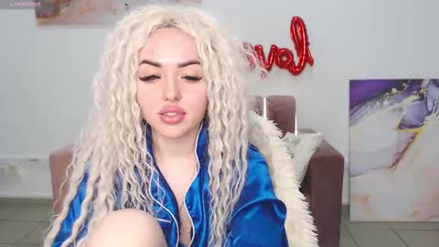 Snapshot of miss_kiten chatting on 02.15.25 miss_kiten online show from 02.15.25