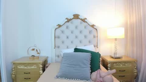 Snapshot of miss_vivienne chatting on 12.04.25 miss vivienne online show from 12.04.25