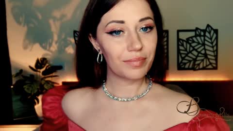 Snapshot of missbeverlymills chatting on 12.07.24 The divine Beverly online show from 12.07.24