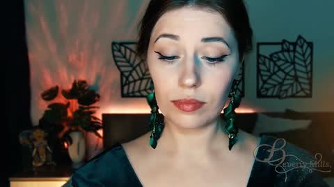 Snapshot of missbeverlymills chatting on 01.24.25 The divine Beverly online show from 01.24.25