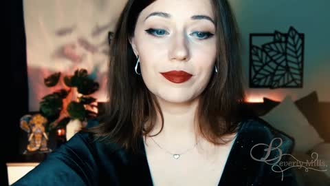 Snapshot of missbeverlymills chatting on 02.08.25 The divine Beverly online show from 02.08.25