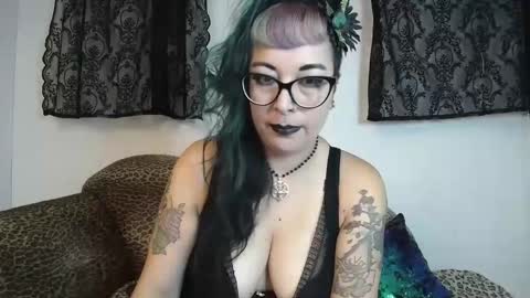 Snapshot of missy_dee chatting on 09.30.25 Missy Dee online show from 09.30.25