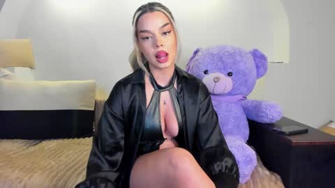 Snapshot of mistresskenda chatting on 01.29.25 Mistress KiRa online show from 01.29.25