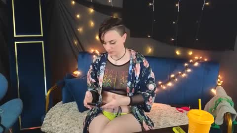 Snapshot of mistressquynnxo chatting on 10.07.25 Mistress Quynn online show from 10.07.25