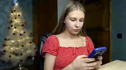 Snapshot of molli_and_tom chatting on 01.10.25 Bitcoin 1P8NuZxsaNsQTx7wJJJ7Ao1mic4nvJPVLC online show from 01.10.25