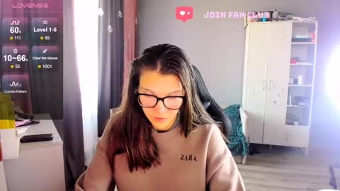 Snapshot of mollylollipop20 chatting on 09.19.25 KIRA online show from 09.19.25