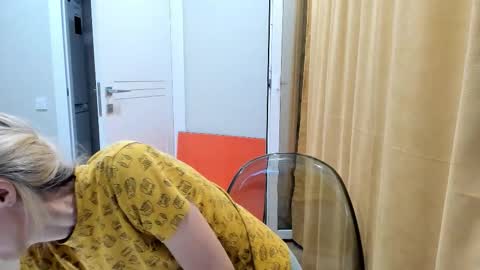 Snapshot of mollystory chatting on 09.22.25 AngelMomm online show from 09.22.25