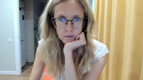 Snapshot of mollystory chatting on 10.09.25 AngelMomm online show from 10.09.25