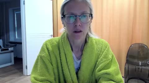 Snapshot of mollystory chatting on 10.16.25 AngelMomm online show from 10.16.25