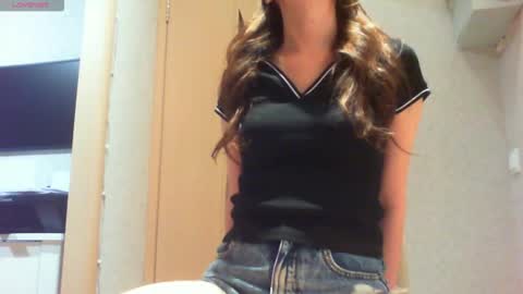 Snapshot of momentbeforedown chatting on 10.12.25 Hailey online show from 10.12.25