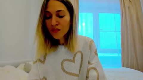 Snapshot of mona_cruz chatting on 12.11.24 Mona online show from 12.11.24