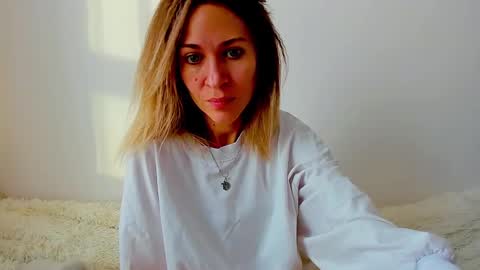 Snapshot of mona_cruz chatting on 01.04.25 Mona online show from 01.04.25