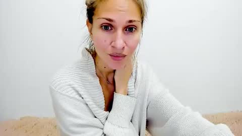 Snapshot of mona_cruz chatting on 10.12.25 Mona online show from 10.12.25