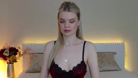 Snapshot of monaxxx_ chatting on 12.30.24 Monaxxx  online show from 12.30.24