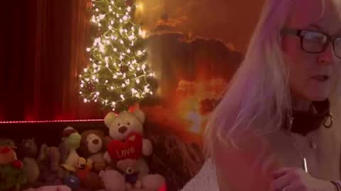 Snapshot of monicutex chatting on 12.22.24 Monika online show from 12.22.24