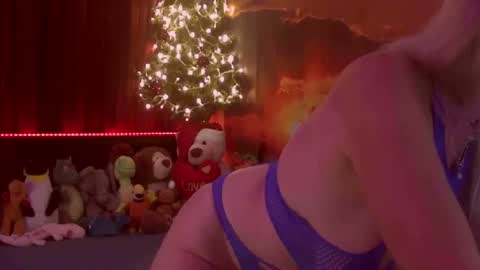 Snapshot of monicutex chatting on 12.28.24 Monika online show from 12.28.24