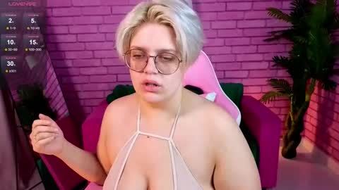 Snapshot of monikasweetie chatting on 10.17.25 Monica online show from 10.17.25