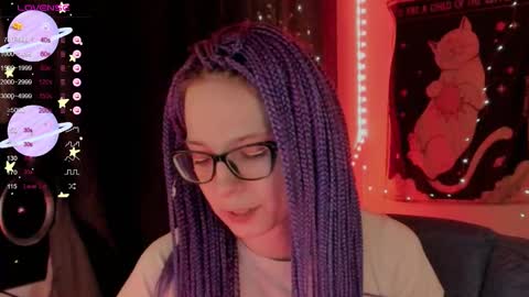 Snapshot of moon__girl chatting on 10.08.25 Roxy online show from 10.08.25