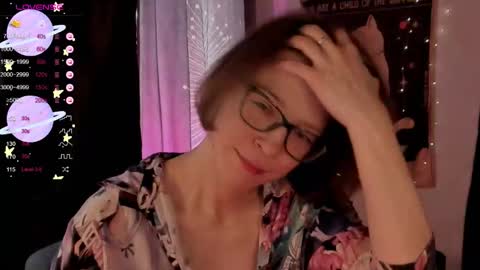 Snapshot of moon__girl chatting on 11.01.25 Roxy online show from 11.01.25