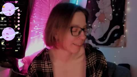 Snapshot of moon__girl chatting on 11.25.25 Roxy online show from 11.25.25