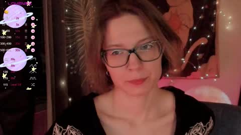 Snapshot of moon__girl chatting on 12.04.25 Roxy online show from 12.04.25