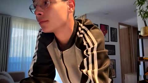 Snapshot of morgan_hiller chatting on 10.05.25   online show from 10.05.25