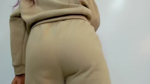 Snapshot of moxa_hot chatting on 12.31.24 moxa hot online show from 12.31.24