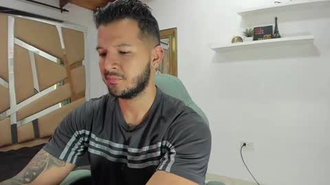 Snapshot of mr_mikee_ chatting on 02.15.25 MIKEE online show from 02.15.25